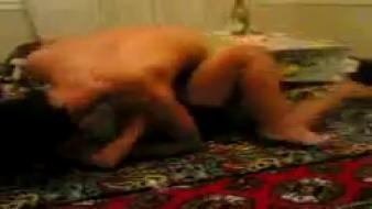 Молодой узбекский мужчина и женщина занимались сексом в удовольствие.